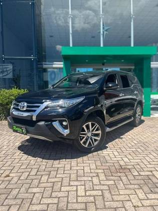 TOYOTA HILUX SW4 2.8 SRX 4X4 7 LUGARES 16V TURBO INTERCOOLER DIESEL 4P AUTOMÁTICO TOYOTA HILUX SW4 2.8 SRX 4X4 7 LUGARES 16V TURBO INTERCOOLER DIESEL 4P AUTOMÁTICO